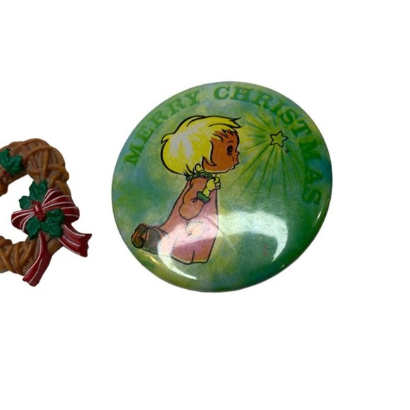 Vintage Holiday Christmas Pins Hallmark Plastic Wreath 2.25" Pinback - Picture 5 of 7